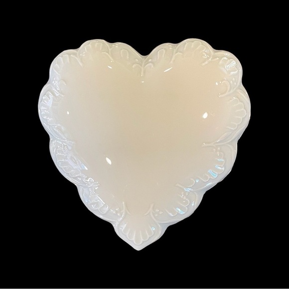 VINTAGE, HEART SHAPED LIMOGE WITH LID. 4 3/4”W X 4 1/2”H X 2”D - Picture 4 of 7